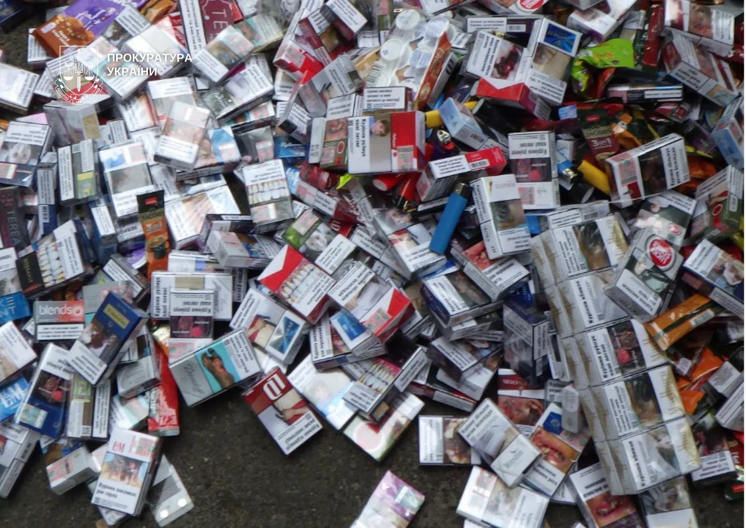 У Києві двоє чоловіків обікрали кіоски з цигарками на майже 300 тис. грнУ Києві затримали чоловіків за крадіжку тютюну на 300 тисяч гривень. За скоєне їм загрожує до восьми років тюремного ув’язнення.Київ • 1 червня, 08:39 • 5716 перегляди