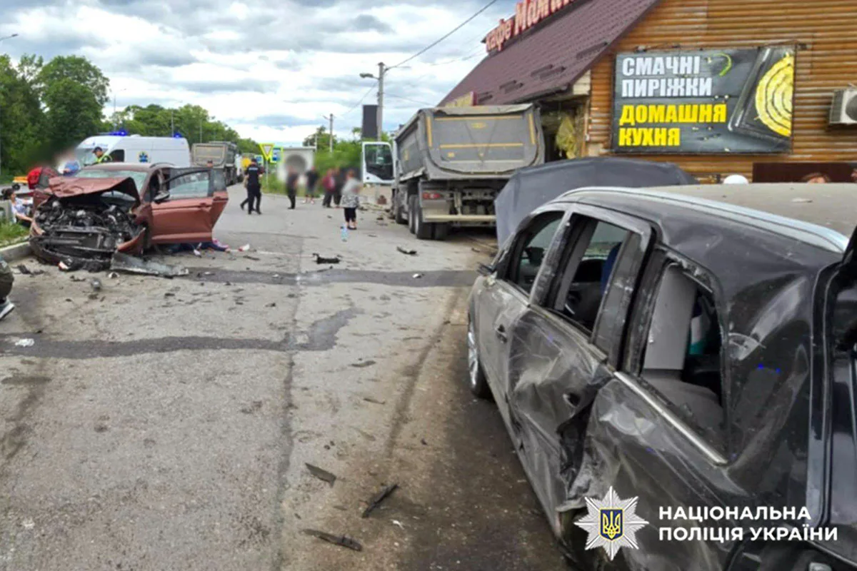 Вантажівка протаранила автівки і влетіла у кафе на Хмельниччині – є загибла і поранені, водій отримав підозру