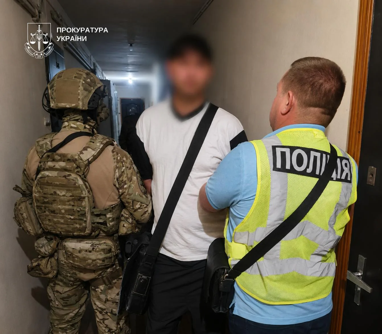 У Києві знайдений за оголошенням ремонтник з гранатою та ножем пограбував пенсіонерку42-річний чоловік напав на киянку з ножем та гранатою під час ремонту. Зловмисник зв’язав жінку та забрав гроші, ювелірні вироби і
телефон.Київ • 1 червня, 11:06 • 6414 перегляди
