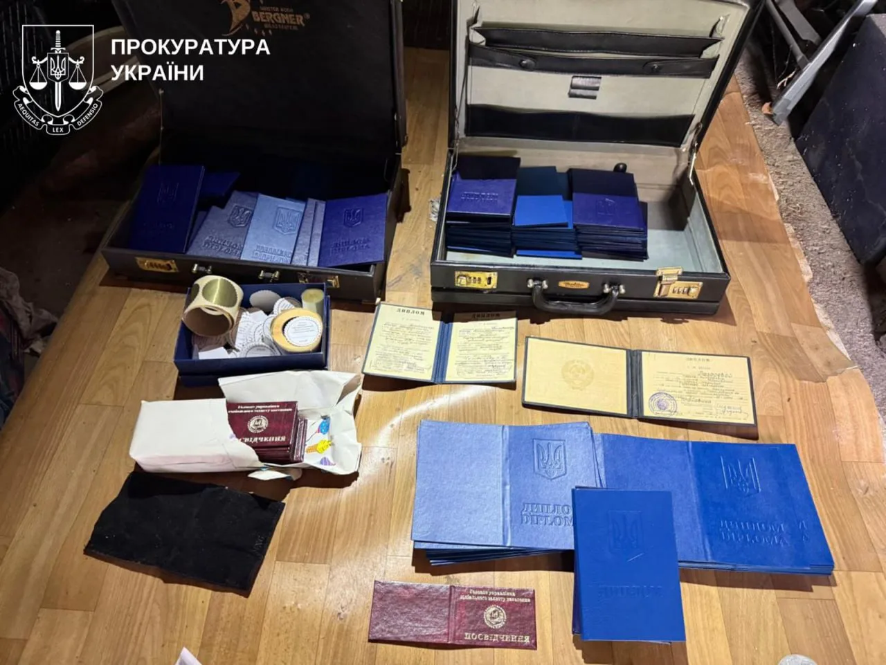 Масштабна схема підробки документів діяла на Київщині, проведено 31 обшук, 15 підозрюваних - Генпрокурор