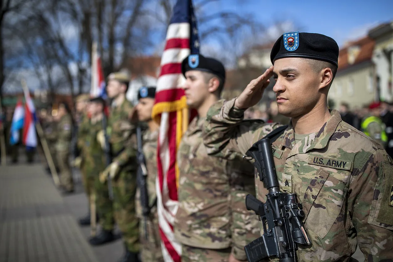 США виводять понад тисячу військових із Литви Понад 1000 військових США залишають Литву після завершення ротації. Вашингтон підтвердив плани щодо подальшої присутності військ у
країні.Світ • 3 червня, 07:27 • 3066 перегляди
