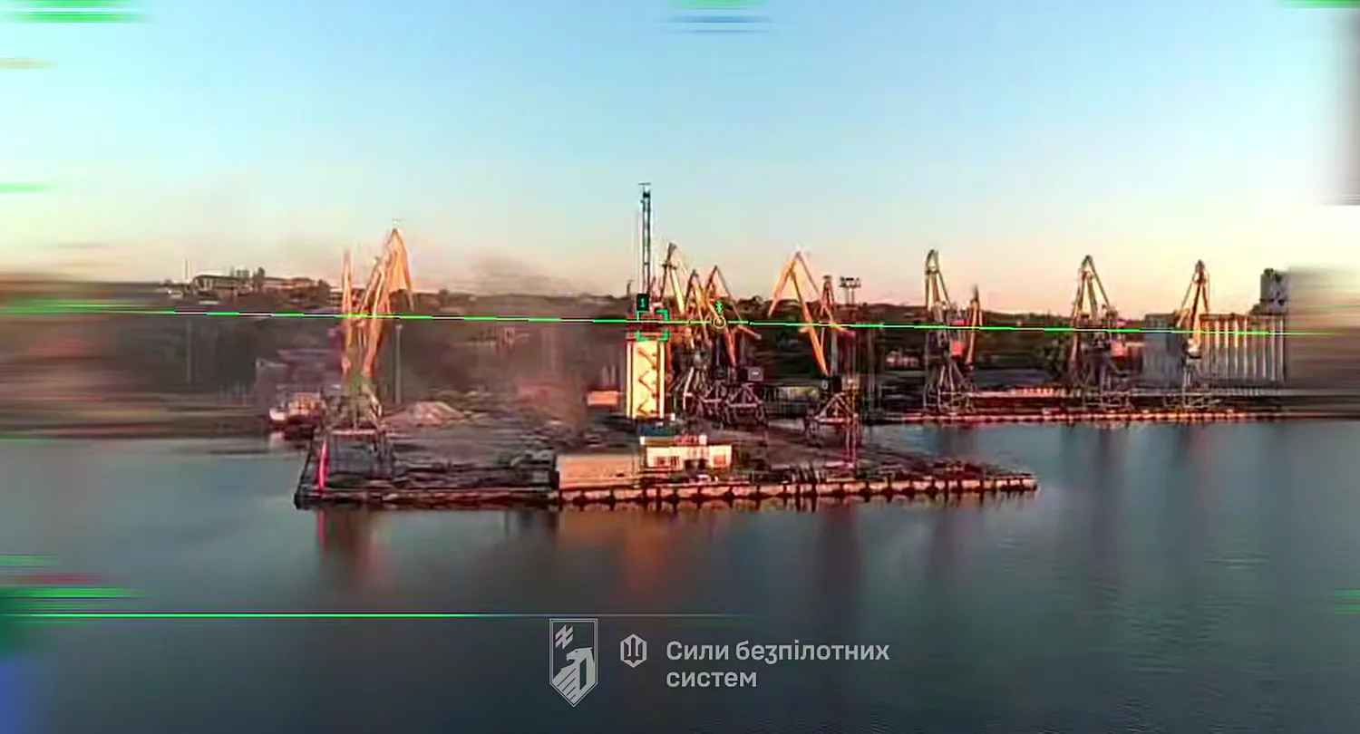 Порт Маріуполя знеструмлено, окупанти втратили важливий логістичний вузол – "Азов"Сили оборони уразили підстанції та інфраструктуру порту Маріуполя, знеструмивши його. Під удар також потрапило судно тіньового
флоту Lady Augusta.Війна в Україні • 10:52 • 3208 перегляди