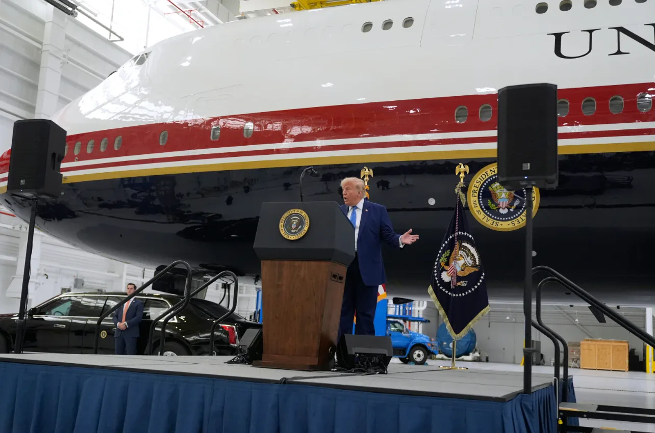Трамп представив новий президентський літак Air Force One та назвав його “літаючим Білим домом”