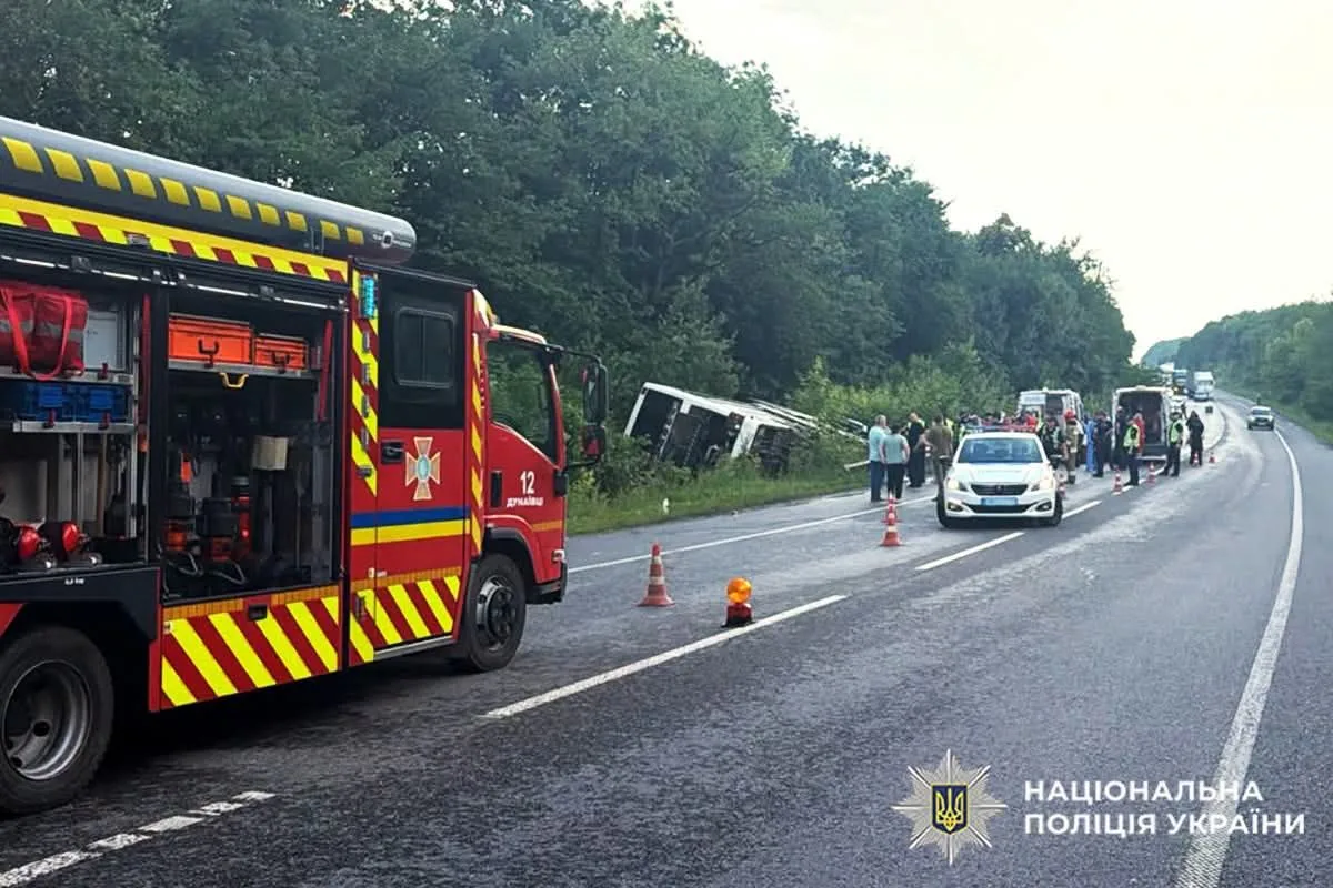 На Хмельниччині перекинувся автобус із понад 50 пасажирами, який їхав до Болгарії